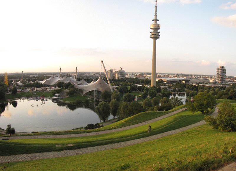 olympia park.jpg - Dan door naar het Olympia park, met in het midden de Olympia hal en toren.